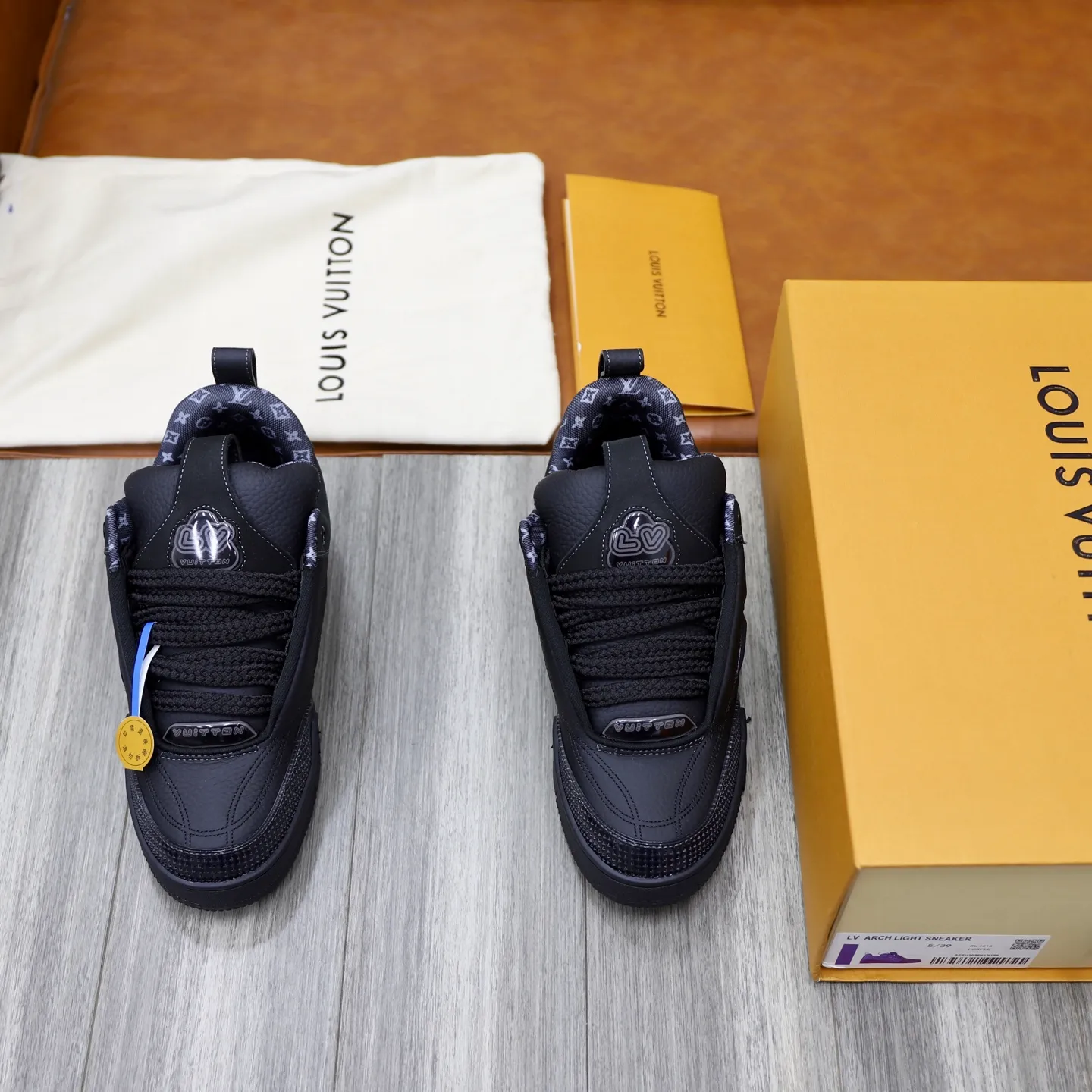 Men's shoes 💰: 860💰 LV Louis Vuitton TRAINER new sneakers are shipped. Louis Vuitton men's artistic director Virgil Abloh took inspiration to create this LV Trainer sneaker. Yingze crystal inlays present a colorful effect, with two gorgeous effect colors to choose from. The LV diamond letter logo badge on the tongue is gorgeous and noble. The LV letters are decorated on the side. The outsole is decorated with a Monogram flower pattern. It shows the trend of elegance and nobility! Men's model: 39-44 (38, 45, 46 customized)